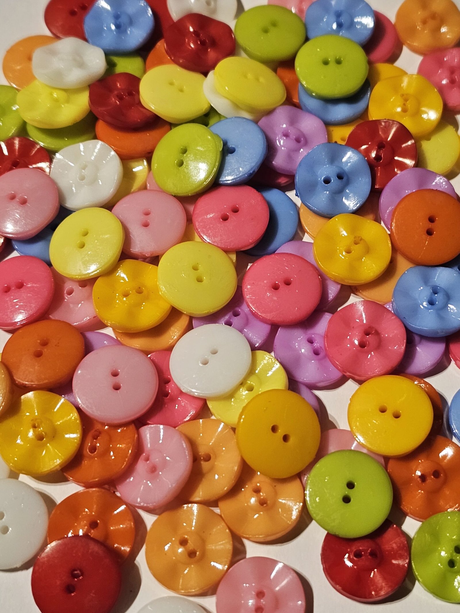 Wavy Flower Acrylic Buttons 24L (15mm)